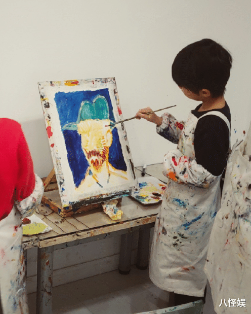 李佳|李佳晒老公靳东视角照，冒着大雾步行给儿子开家长会，好温馨