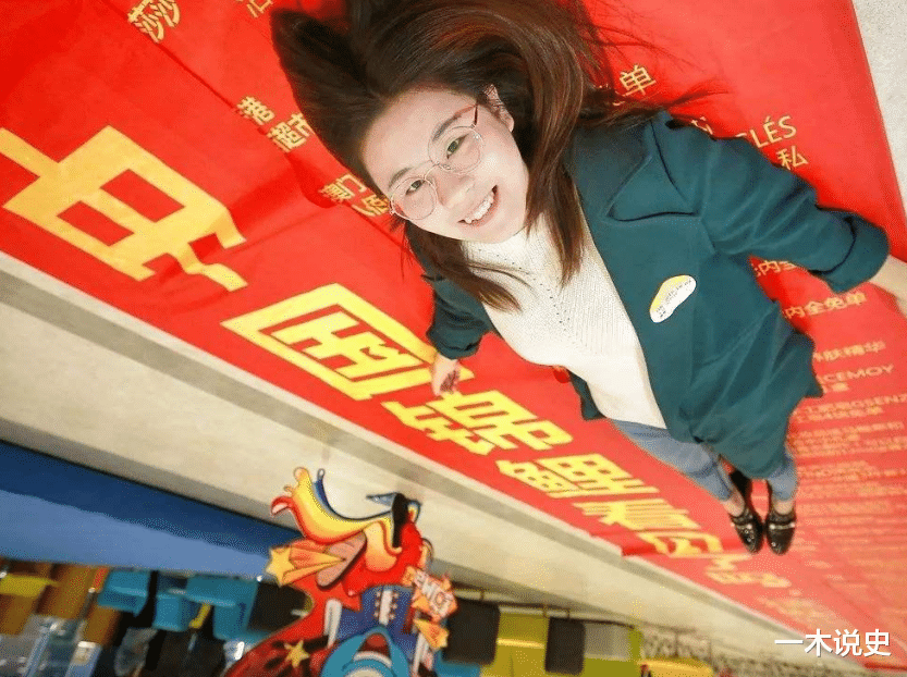 当年中奖一亿的信小呆,被称为锦鲤女王,如今为何在网上行骗?