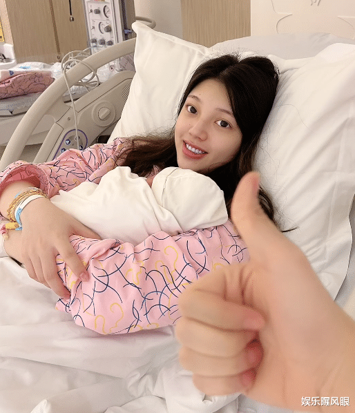 韩安冉|兜儿晒女儿9天正脸照，双眼皮明显皮肤白皙，网友：比小猪妹漂亮