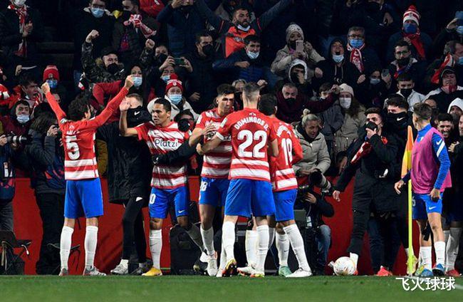 皇家馬德里|西甲：維尼+本澤馬梅開二度，皇馬4-1領(lǐng)跑，巴薩1-1絕平無緣3分