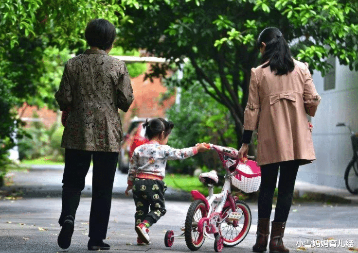 小雪妈妈育儿经|姥姥成带娃“主力军”,并非奶奶不管不问,而是压根没选择权