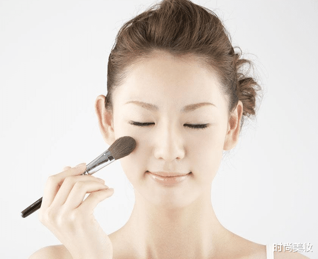 跑步|不管多忙，出门尽量化淡妆，选择合适的化妆工具，打造精美妆面