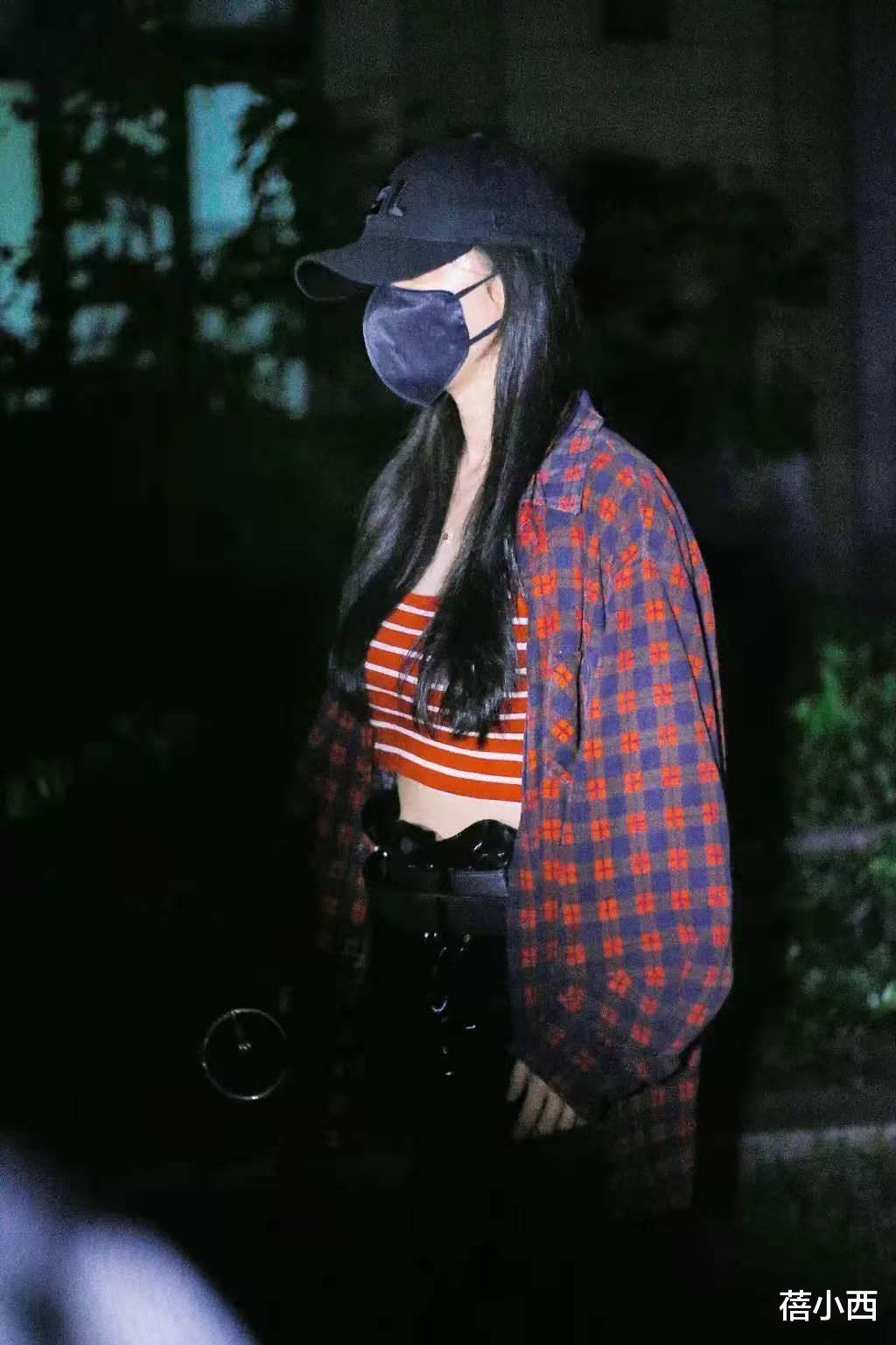 蓓小西|杨幂走在时尚的尖端，印花衬衫配牛仔裤简约高级，这气场不服不行