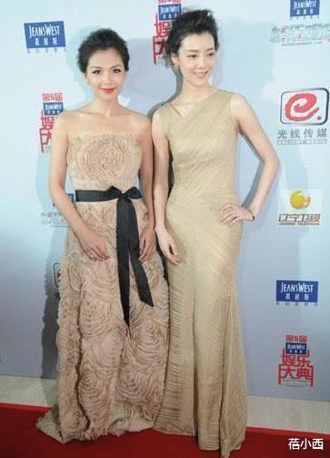 蓓小西|车晓离婚9年后状态回升，穿裸色连衣裙优雅大方，锁骨杀简直绝了