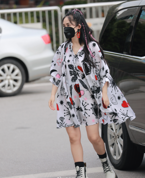 谢娜|谢娜产后复出人气不减，千万人在线观看挤爆直播间，何炅亲自迎接