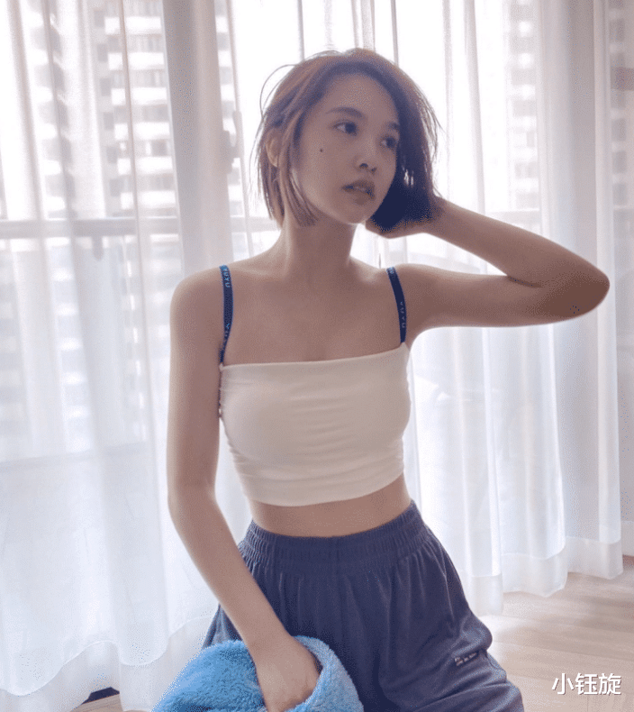 王紫璇|杨丞琳晒第二视角视角瑜伽照，香汗淋漓跪地展露好身材，擦脚布当干发巾好惬意