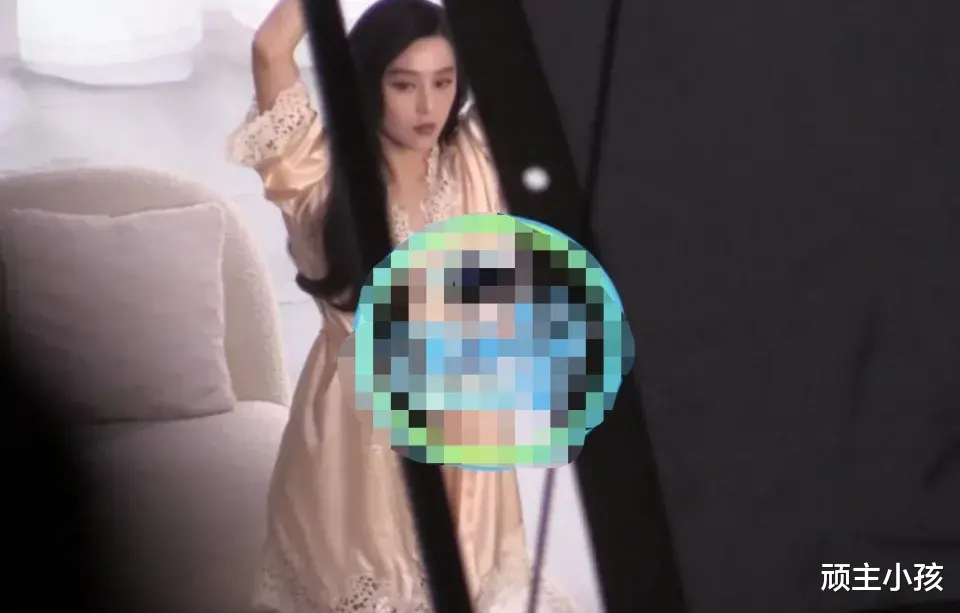 范冰冰|范冰冰穿睡衣被偷拍，吊带小衫遮不住大肚子，风情大波浪有女人味