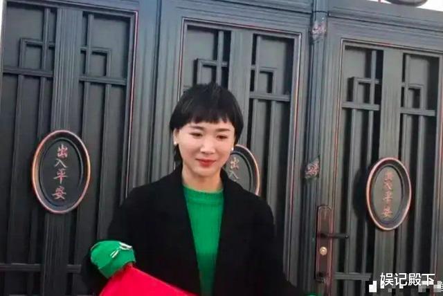 迷失之城|这村人真不消停,大衣哥家门口遭女子扯横幅,喊话朱晓伟:娶我吧