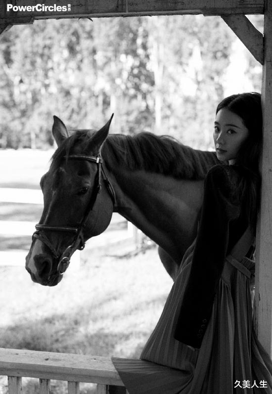 久美人生|张小斐杂志大片曝光 红与黑双色对比尽显时尚态度