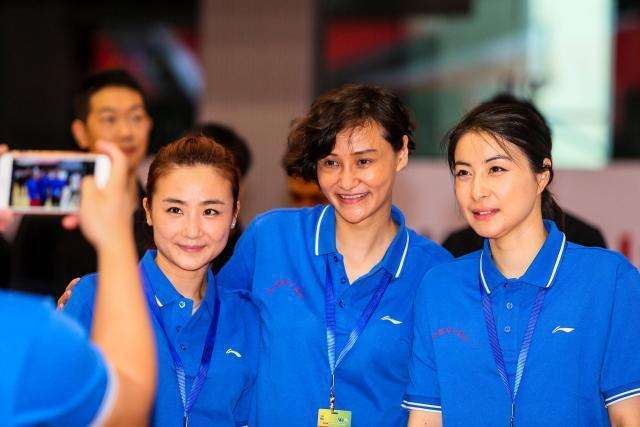 聂小倩|51岁跳水皇后接地气！打扮朴素亲自下田割菜，素颜出镜似冻龄