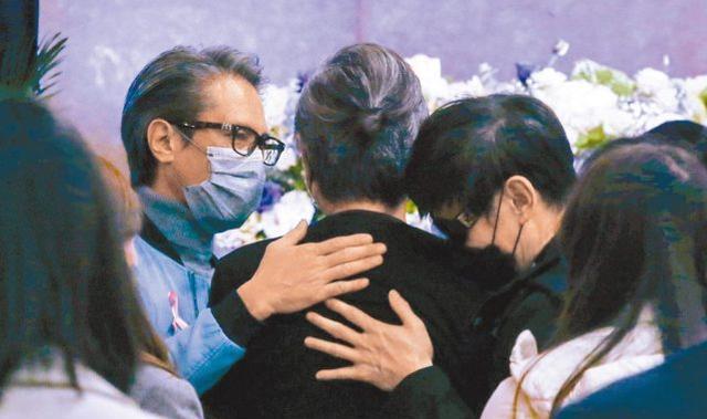 包小柏|包小柏为22岁爱女举办追思会，因悲伤过度未致辞，三兄弟相拥哭泣