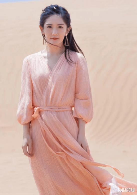 lo时尚咖|谢娜复出状态真不赖，粉色麻花辫太可爱，泡泡袖印花裙真显瘦