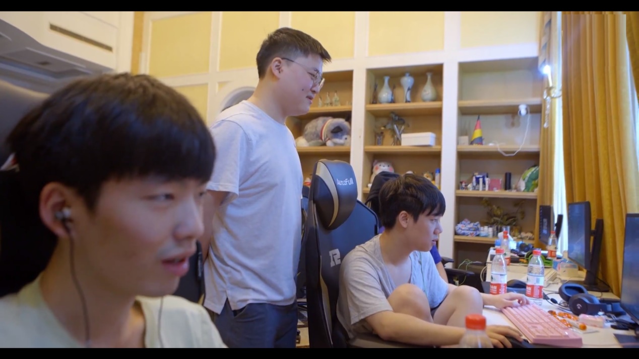 Uzi|Uzi偷偷用小号训练,被发现后心态裂开!直言:被演员包围太难了
