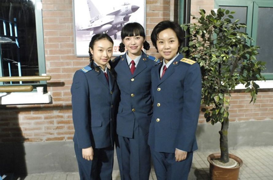 写真|“风情女人”闫妮：离婚后三次“吃嫩草”，当了17年的单亲妈妈