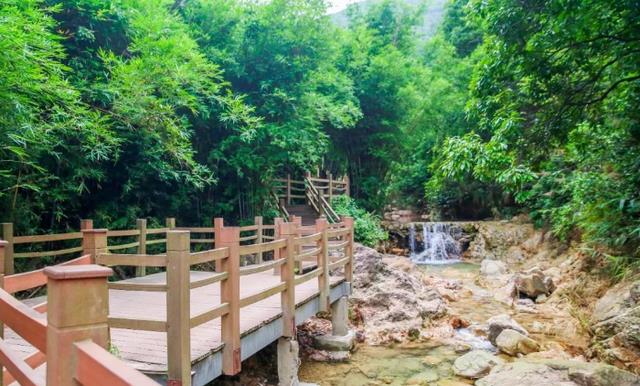 写字的黄小骨 佛山再现广东版九寨沟,想要前往需涉水1.28公里,吸引众多游客