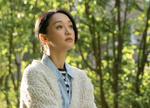 周迅|周迅在新剧里真圈粉，连穿6套毛衣太显气质了，扎个低马尾也好美
