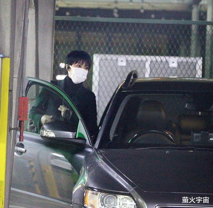 松隆子|44岁松隆子和鲜肉合作后驾豪车归家，露耳“男孩头”飒爽，墨绿色大衣高级