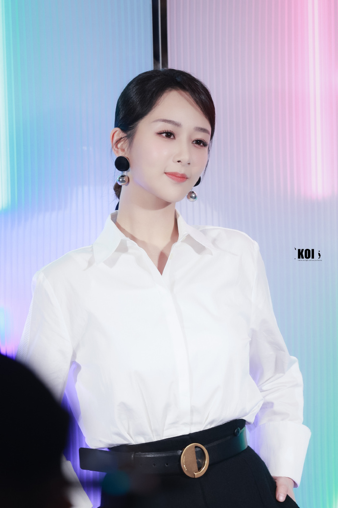 杨紫|杨紫解约《长津湖》投资方，成立个人工作室，致对方股票下跌