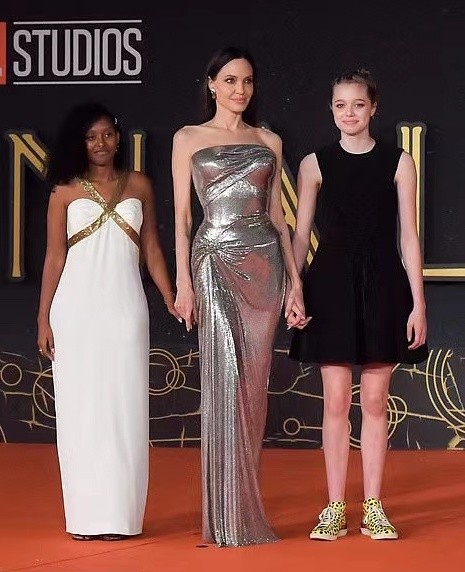 安吉丽娜·朱莉|安吉丽娜朱莉母女三人走红毯！黑人养女美丽冻人，15岁希洛好壮实