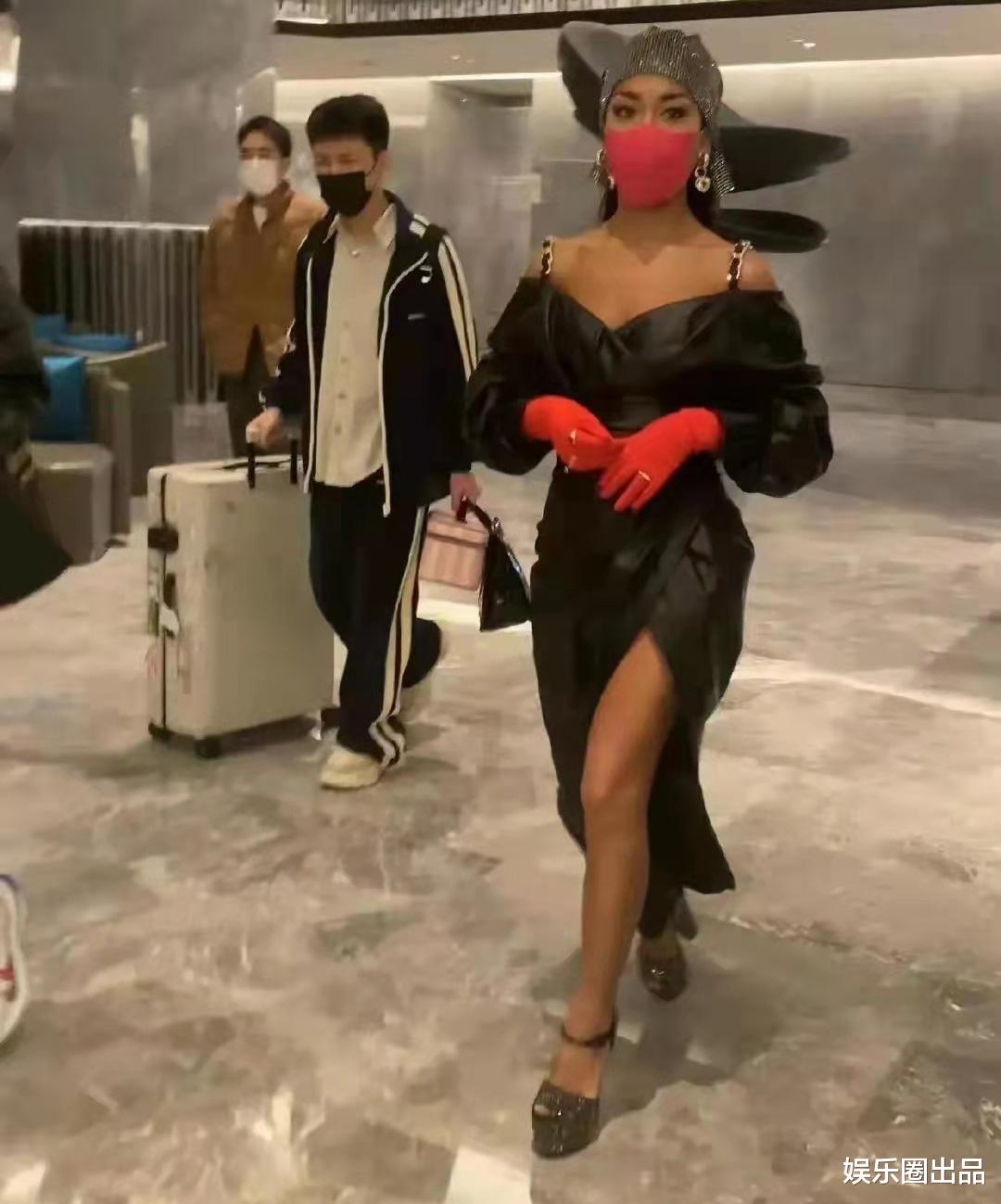 孙俪|吉克隽逸穿皮裙亮相被抓拍，衣着清凉引起热议，被指“博眼球”