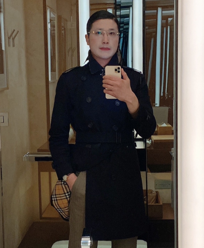 |“人类高质量男性”徐勤根正常画风照曝光，看清后：这不挺帅的吗