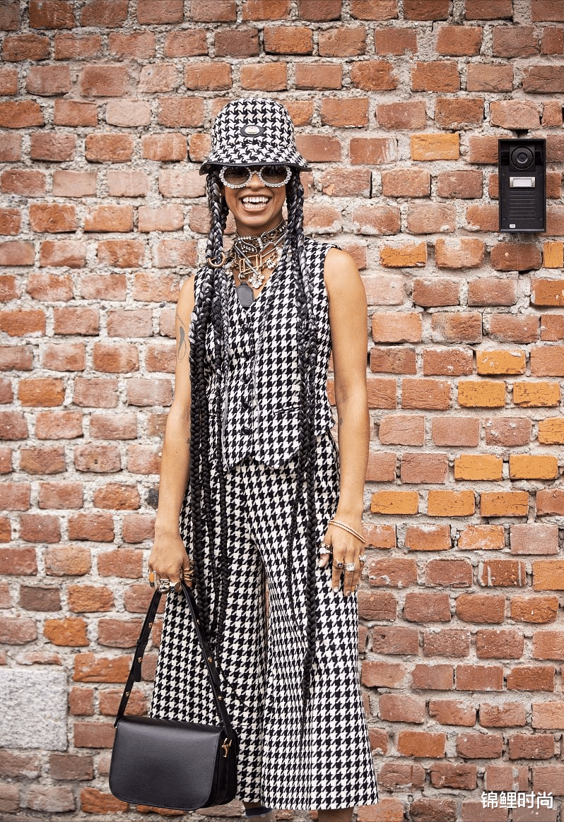 锦鲤时尚|马甲才是秋季搭配“王者”，配裙装裤装都好看，40+也能穿出高级感