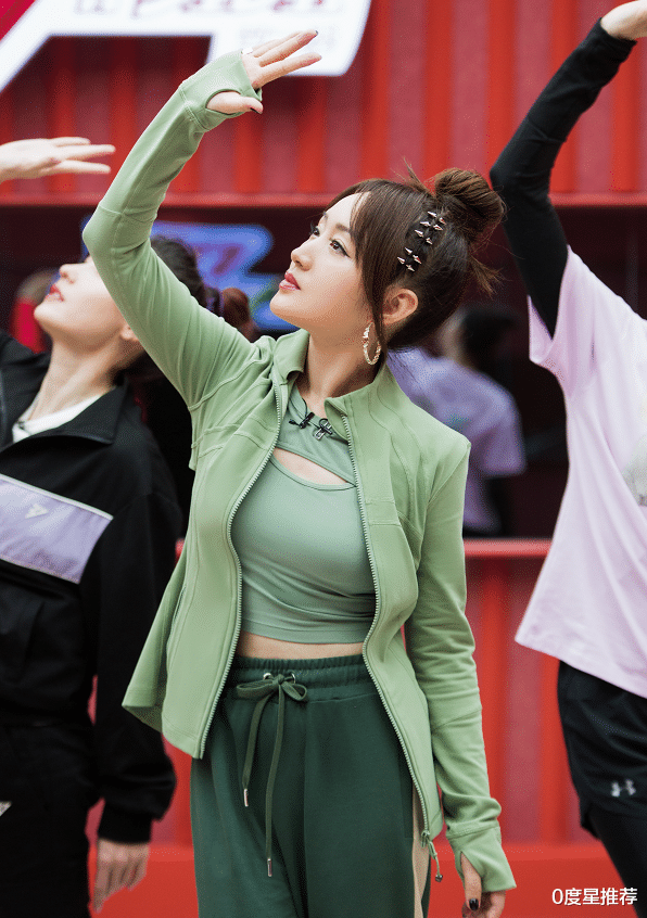 杨钰莹|难怪杨钰莹无人敢娶！穿无痕衣故意挖个洞，不给00后留活路