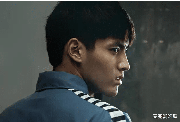 吴亦凡|吴亦凡在自家豪宅被带走？被抓时一脸不服气，穿着打扮相当时尚