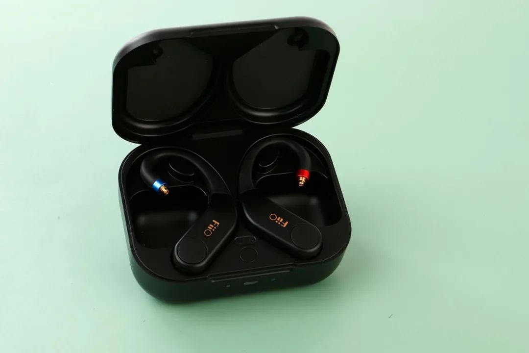 耳机|HiFi耳机的无线伴侣——飞傲UTWS5真无线蓝牙耳挂