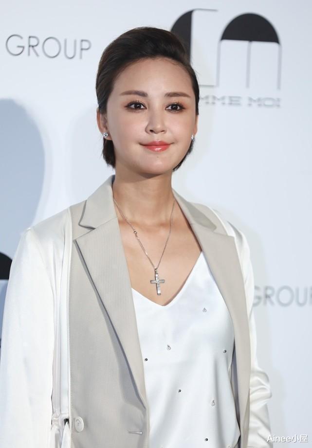 护肤品 张歆艺好适合女强人角色，穿拼色西装干练大方，短发看着好清爽