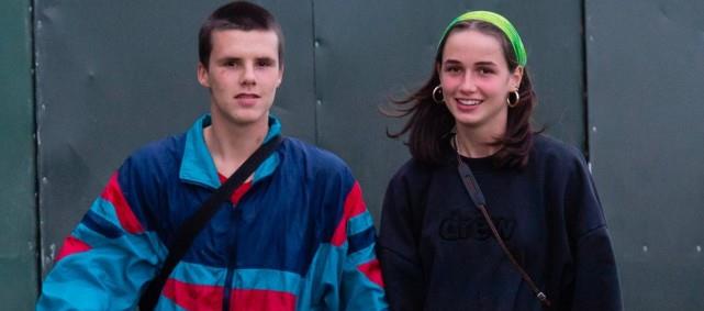 安以轩|贝克汉姆环住爱妻宠溺，次子热情拥抱女友，三儿子感慨自己是灯泡