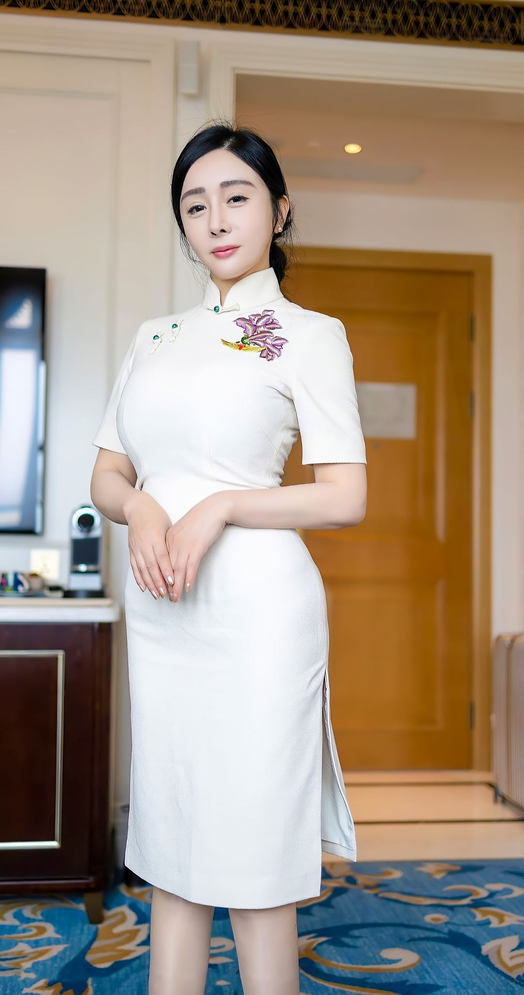 赵丽颖|女模“小杨幂”旗袍式空姐制服写真，身材丰韵，火辣长腿媲美杨幂