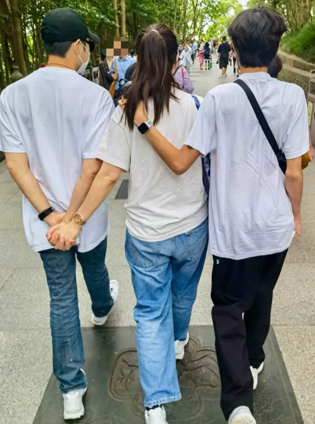 闲鱼有话说|张智霖带妻儿出游,3人同穿基础款简约大方,14岁儿子眉眼太像妈