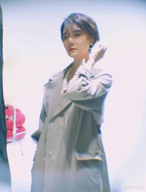 车晓|车晓气质太惊艳了，穿风衣配短发高级精致，美得差点认不出
