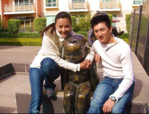 吴奇隆|比吴奇隆大两岁的丈母娘长啥样?看清照片后,网友:这咋叫妈?