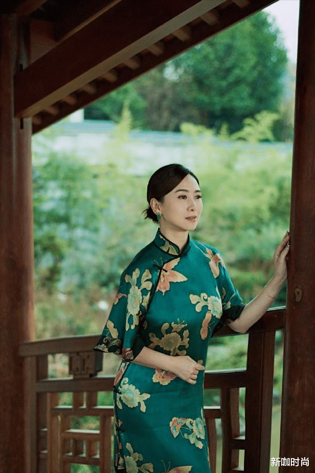 新咖时尚|穿墨绿丝绒旗袍的翁虹，身材气质一把抓，美成“古典女神”！