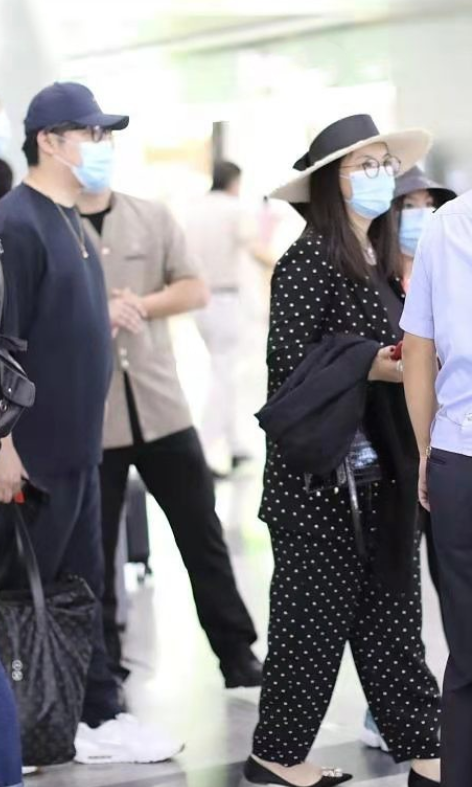 美人哒 李湘胖得恰到好处！穿波点西装搭锥形裤，土味穿搭难掩骨子里的美