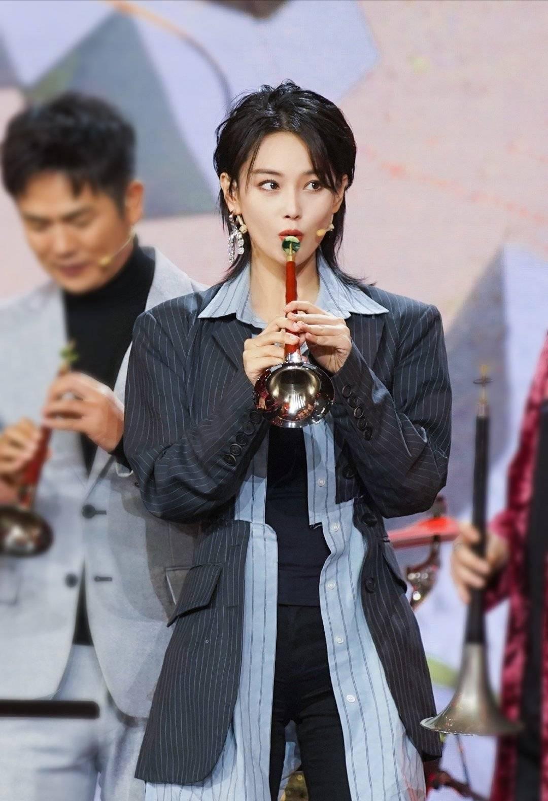 张馨予|张馨予晒出靓照，穿白色瘦腰大衣配短发隔空示爱老公，又美又飒