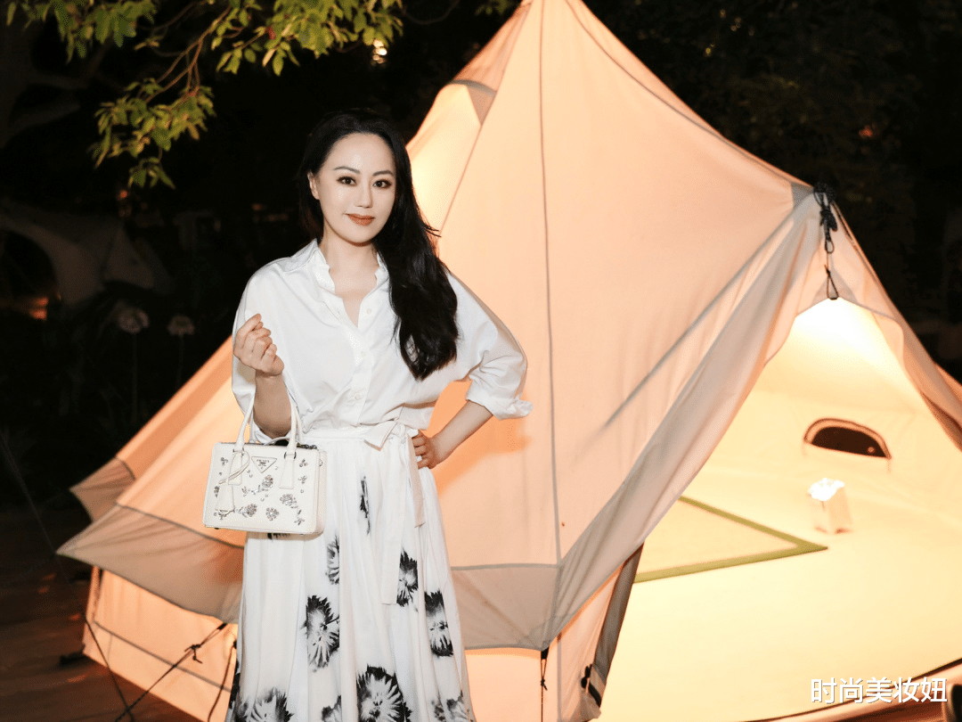 时尚美妆妞|章小蕙才是真正的“上流贵妇”,穿白衬衫配半身裙,高贵又优雅