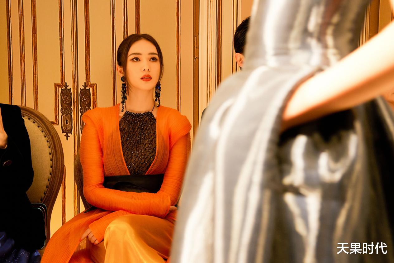 天果时代 童瑶真会凹造型，橘色套装搭黑色内搭精致性感，气质太赞了
