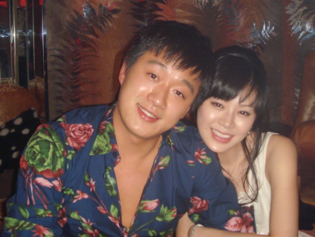 关悦|关悦坐轮椅现身机场疑受伤，佟大为帮提包推轮椅，寸步不离很贴心