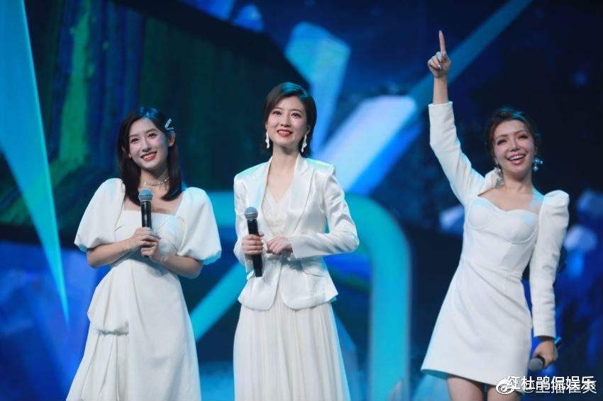 央视|央视捧不红的双胞胎姐妹花记者孙雨朦和孙雨彤，成败都在捆绑销售