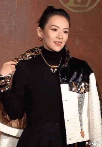 娄艺潇|明星红毯抢镜花招多：有人脱手套秀美甲，有人捧碗走红毯