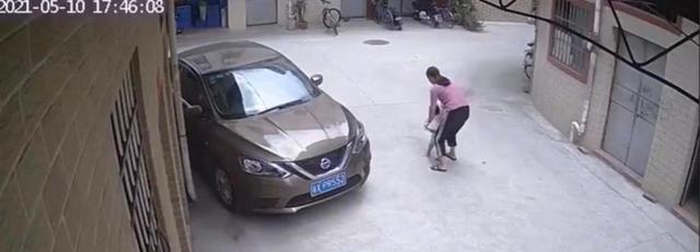 浪哥影视解说 佛山一幼童被粗心妈妈临时放在路中央,被刚巧经过的轿车碾压而过