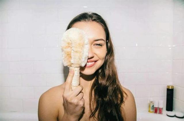 洗面奶 早晨洗脸时，需要用洗面奶吗？很多人都做错了，难怪皮肤总是不好