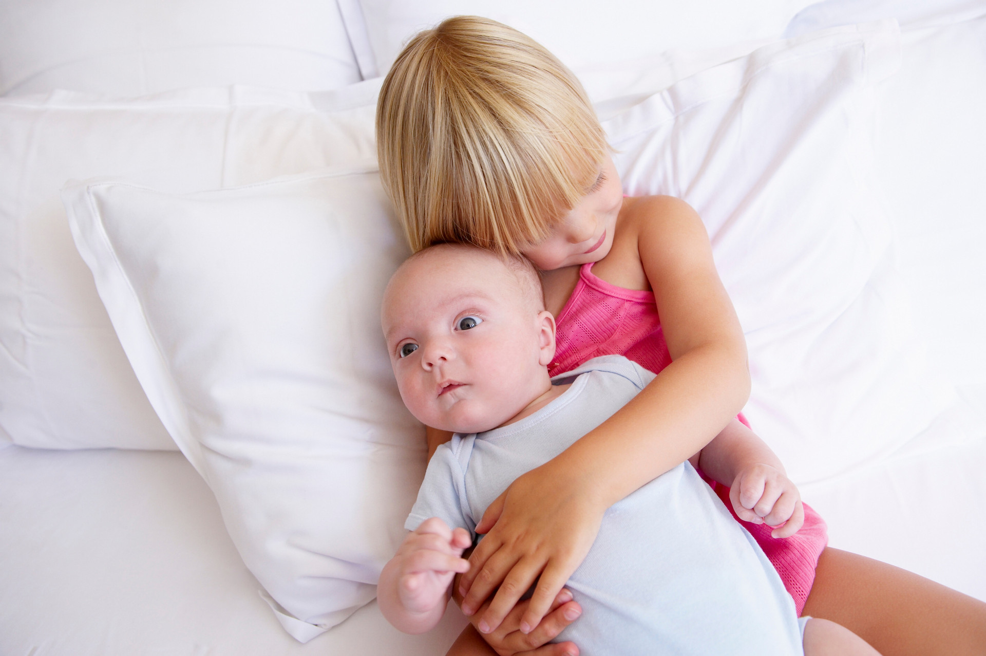 医生 “混得最惨的二胎”：弟弟爬去找姐姐玩，被爸爸像垃圾一样拎开