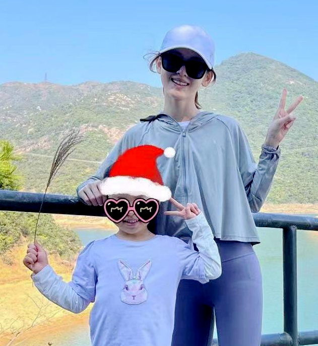 章泽天|章泽天带孩子爬山首晒5岁女儿正面照,网友指小女孩五官像刘强东