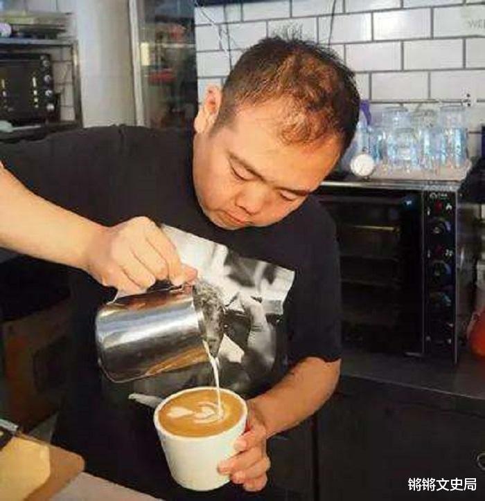 娱乐圈|2003年因表情火爆全网的小胖，闯荡娱乐圈近10年，现退圈当老板