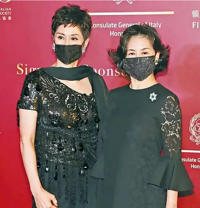 何超琼|赌王女儿何超琼参加聚会，前夫许晋亨携李嘉欣出席，避尴尬不同框