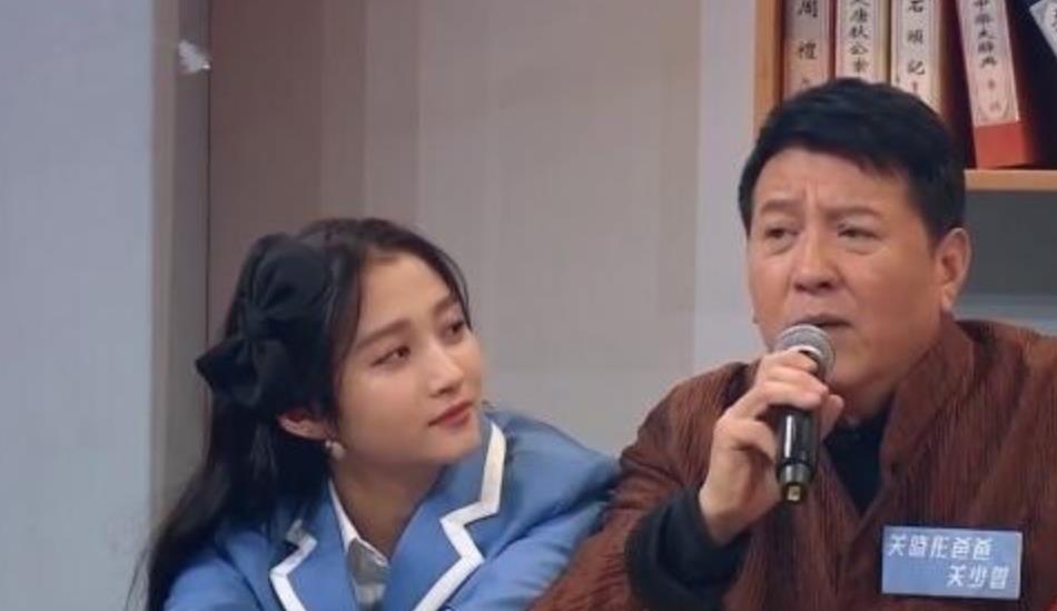 白雪在燃烧 关晓彤父亲到片场探班，看女儿拍戏吊威亚心疼不已，罕见发文支持